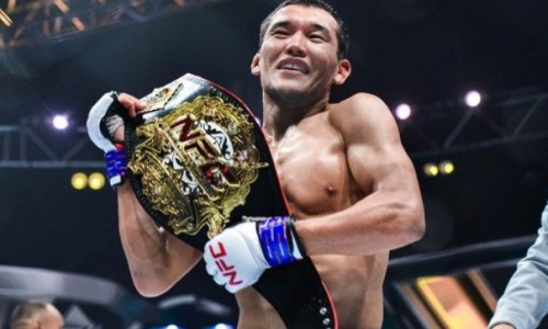 UFC в ожидании: Непобежденный казахстанец готов к бою!